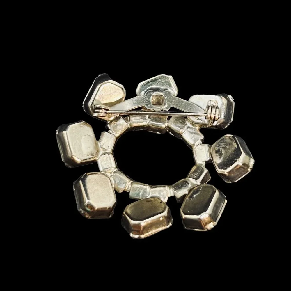 Vintage Silver Tone Clear Emerald Cut & Round Faceted Rhinestone Brooch (4957) - Picture 4 of 4